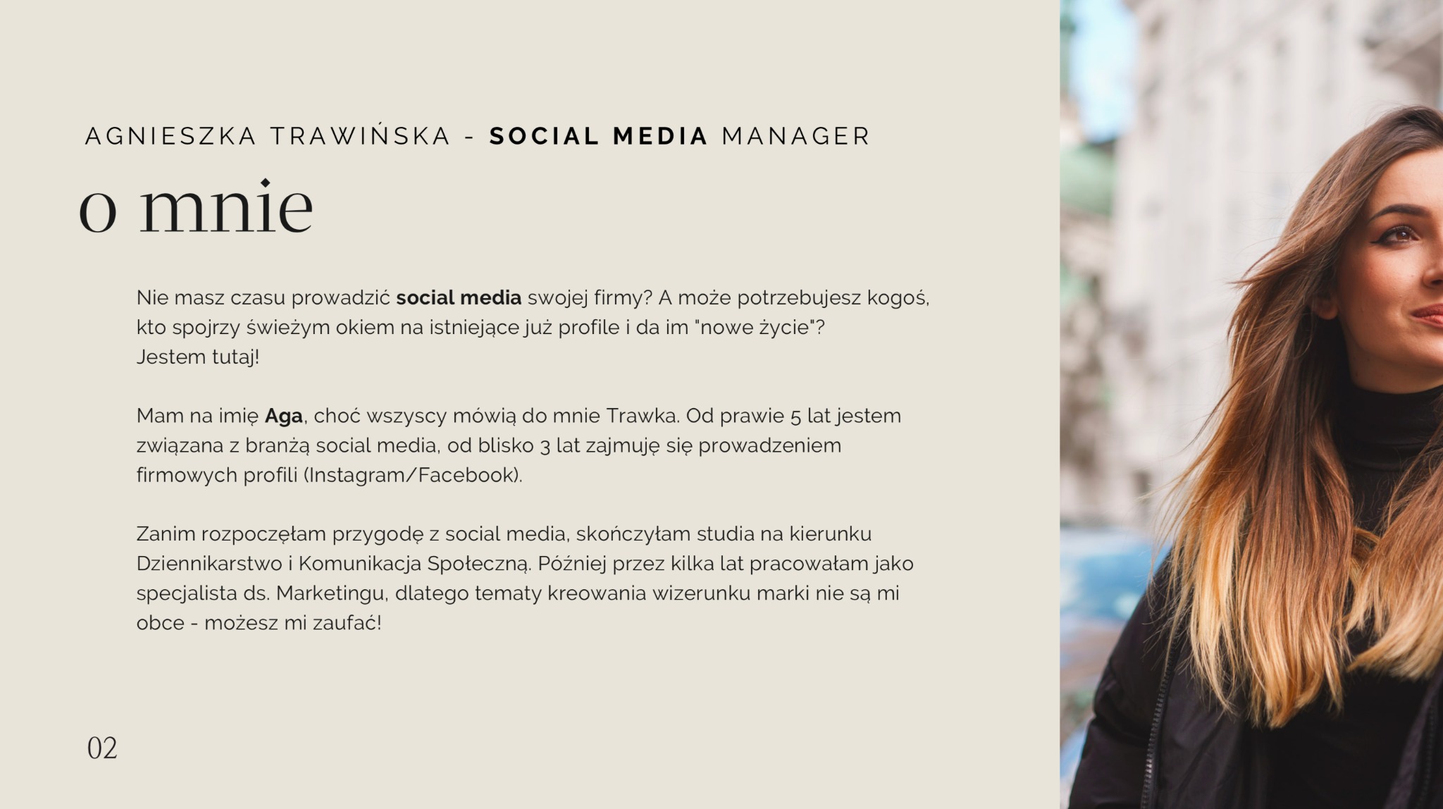 Agnieszka Trawińska, Social Media Manager, przedstawia ofertę prowadzenia profili firmowych na tle tekstu o jej doświadczeniu i wizerunku.