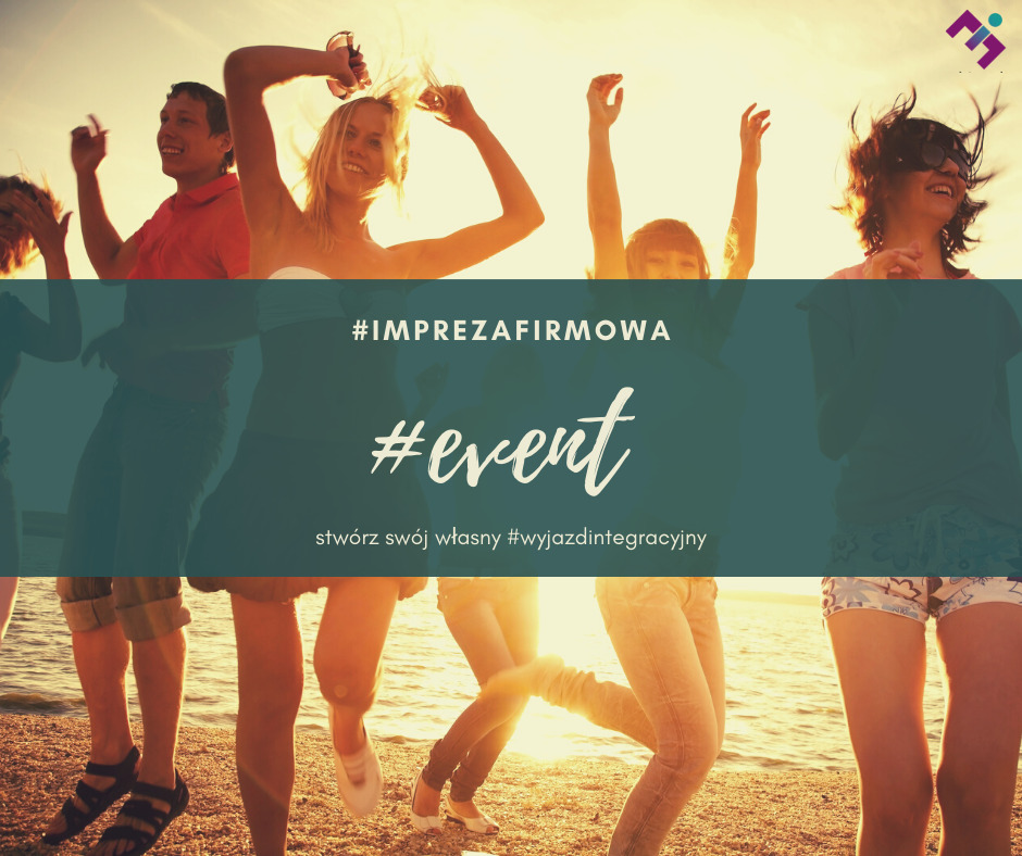 Grupa młodych, uśmiechniętych osób świętuje na plaży o zachodzie słońca, widoczne nogi i sylwetki, nałożony graficzny baner z hasłami #imprezafirmowa #event #wyjazdintegracyjny.