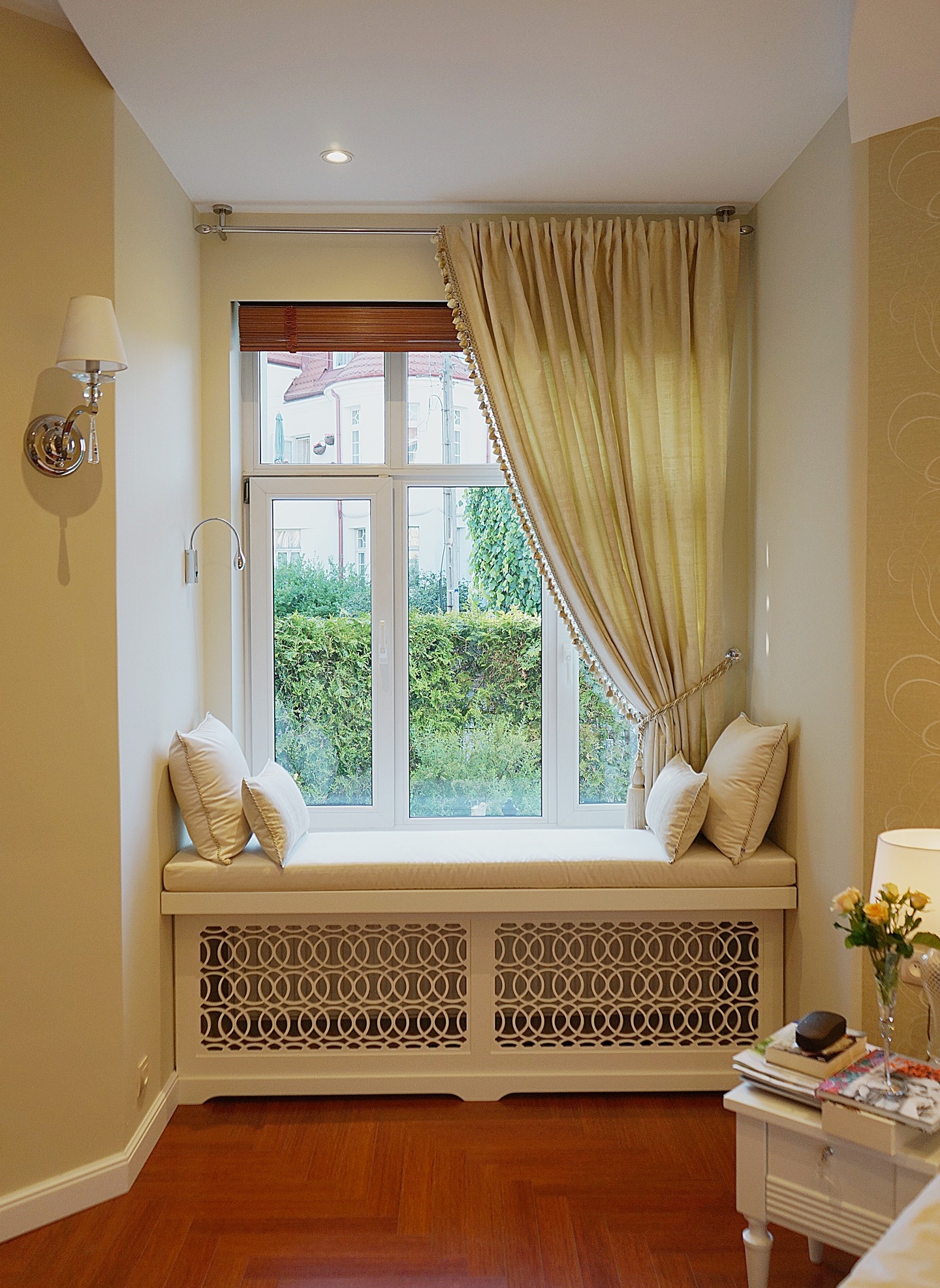 Zasłona na podszewce obszyta pasmanterią, materac, poduszki, narzuta, wałki.