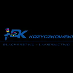 Logo firmy blacharsko-lakierniczej DK Krzyczkowski z pistoletem lakierniczym i napisem Blacharstwo Lakiernictwo w kolorze niebieskim.