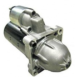 Nowy, srebrno-czarny rozrusznik samochodowy, sfotografowany na białym tle pod kątem, ukazując jego budowę i elementy składowe.