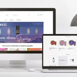 Prezentacja sklepu internetowego z lakierami i akcesoriami do paznokci na monitorze i laptopie, wyświetlająca ofertę nowej kolekcji i bestsellerów.