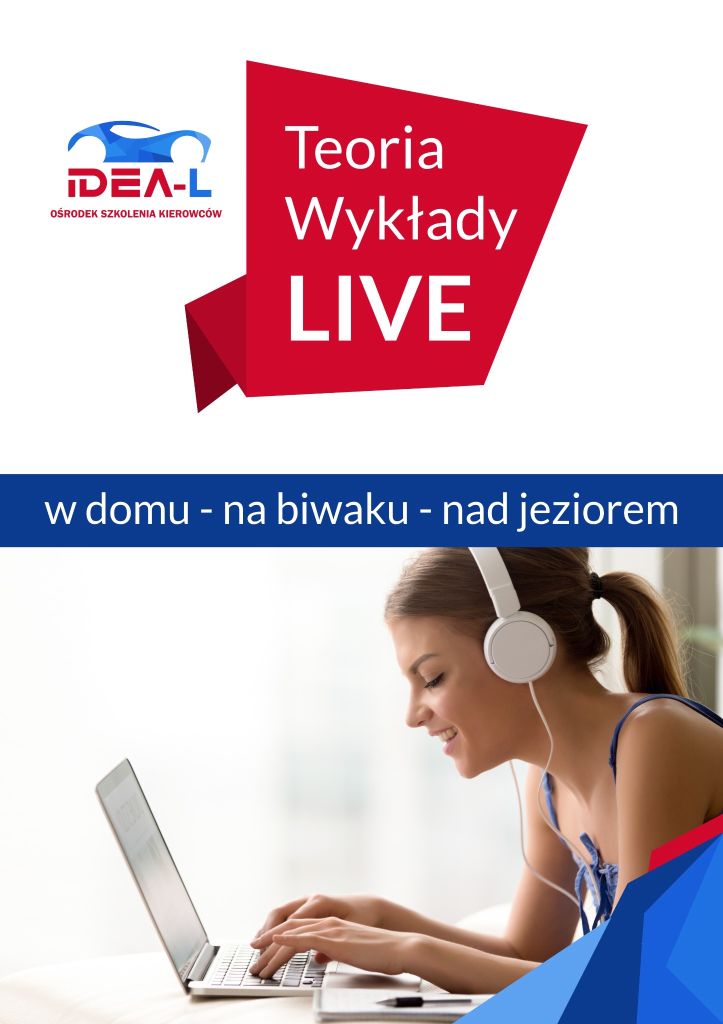 Kobieta w słuchawkach uśmiechnięta, korzystająca z laptopa podczas wykładu online, z logo ośrodka szkolenia kierowców i hasłem 'Teoria Wykłady LIVE' w tle.