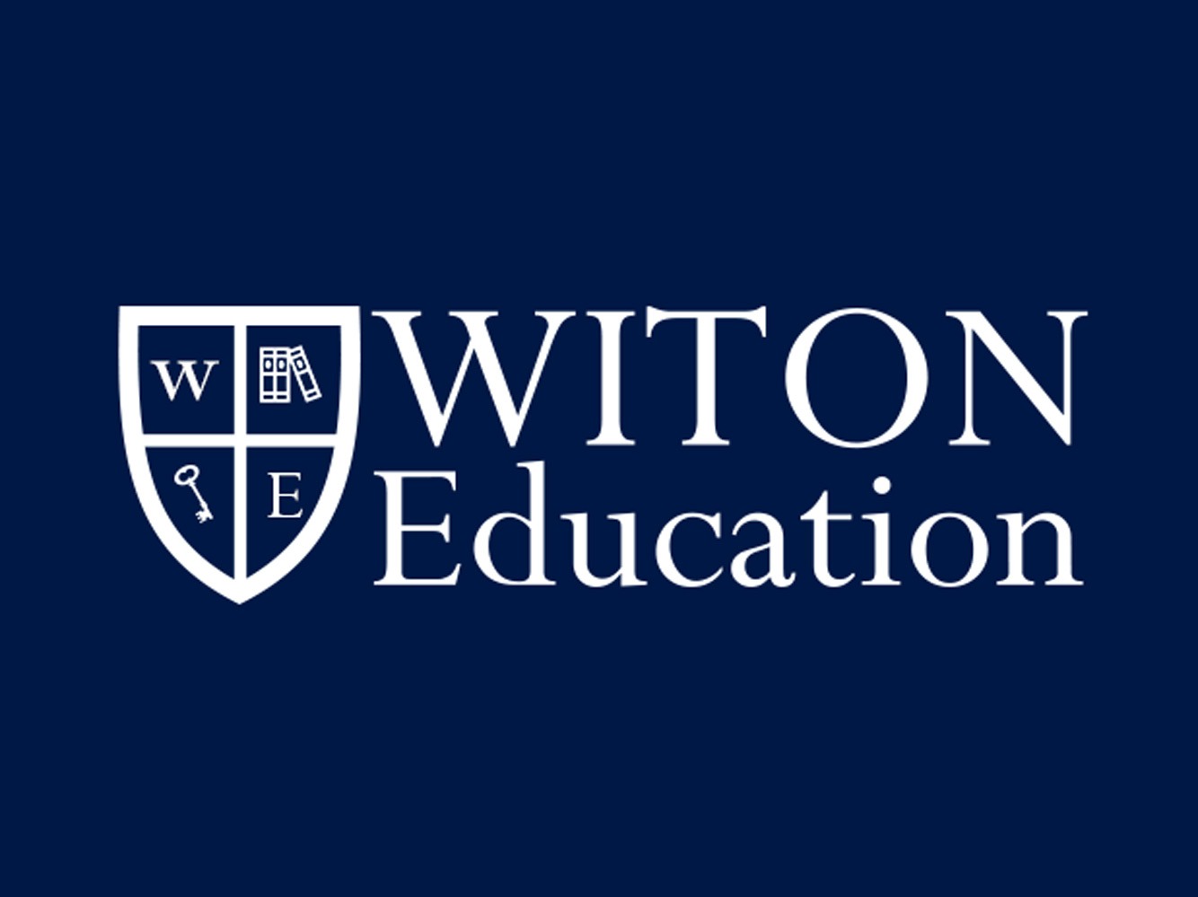 Logo firmy WitOn Education na granatowym tle. W lewej części tarczy herbowej litery W i E, klucz oraz symbol książek.