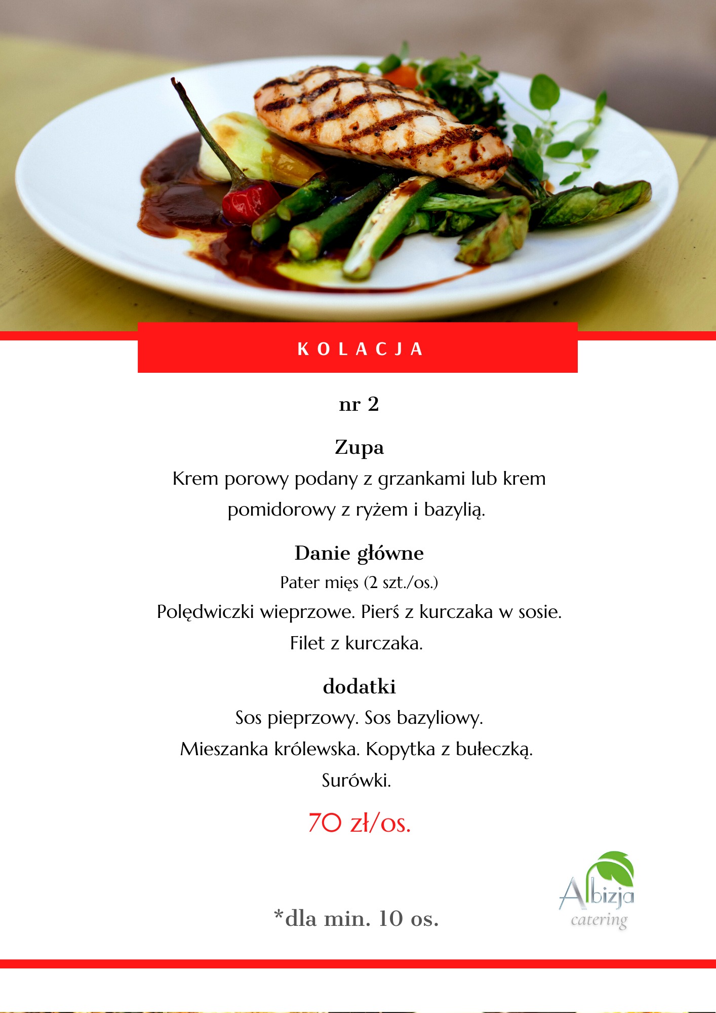 Elegancko podane danie z grillowaną piersią kurczaka, zielonymi warzywami i czerwoną papryczką w sosie na białym talerzu, prezentowane przez firmę cateringową ze Szczytna.