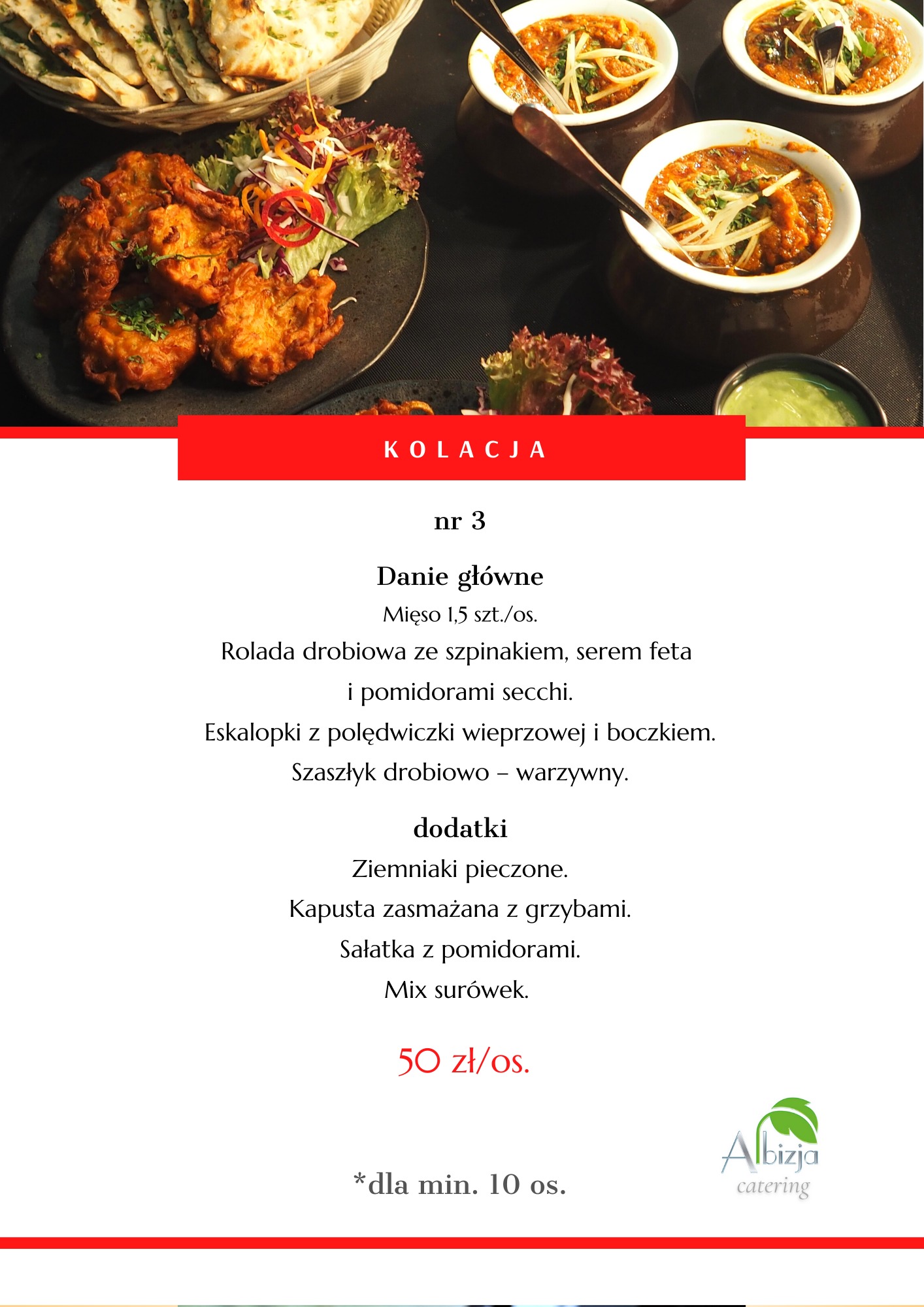 Zestaw dań: placki z warzywami na ciemnym talerzu, miseczki z sosem i pieczywo, całość prezentowana na stole, menu kolacji widoczne w tle.