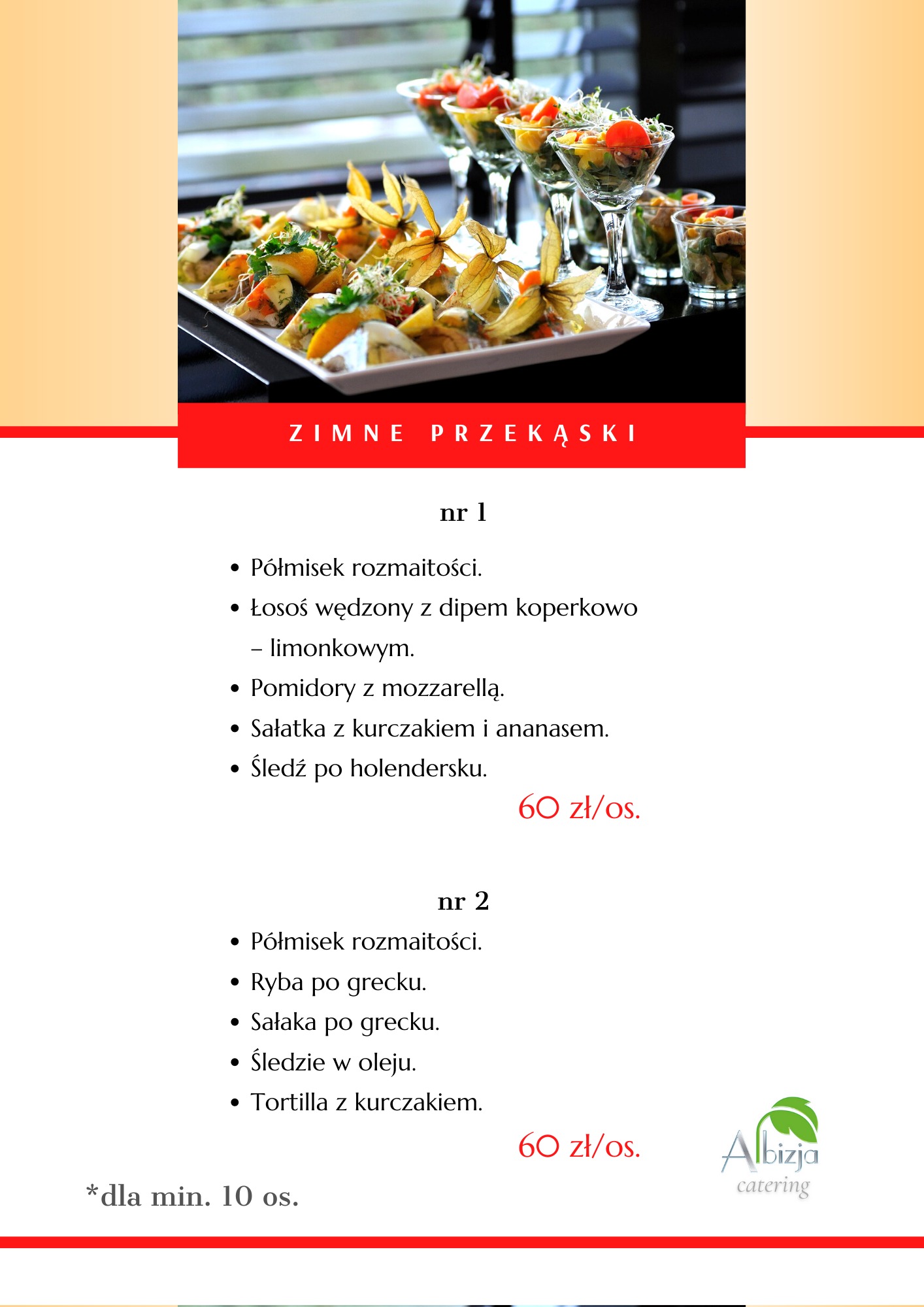 Elegancko podane zimne przekąski: roladki z farszem na białym talerzu i sałatki w szklanych naczyniach, oświetlone z góry, widoczne w tle okno.