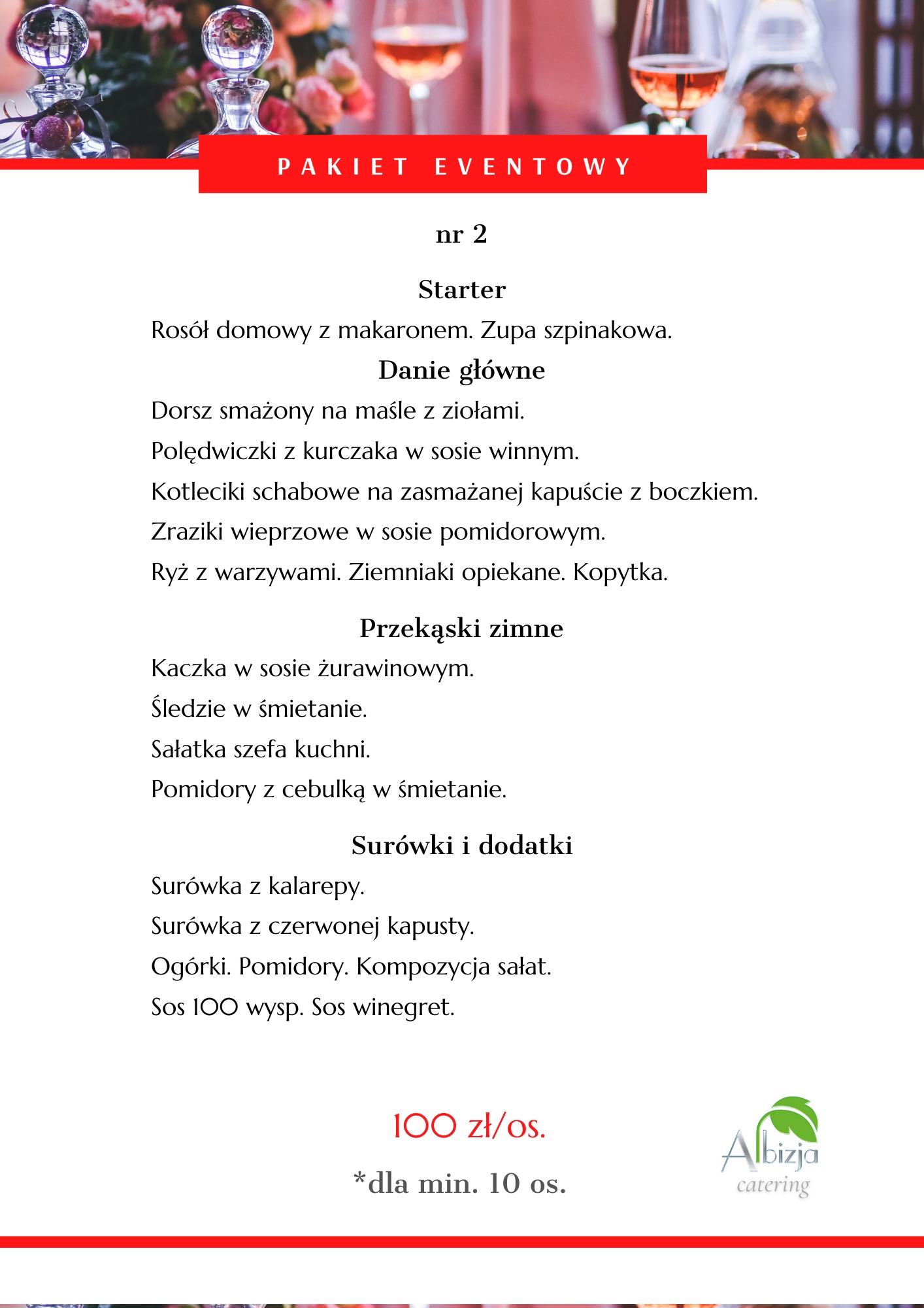 Menu pakietu eventowego z wyszczególnionymi daniami, w tle dekoracje kwiatowe i kieliszki.
