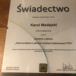 Skan świadectwa ukończenia szkolenia z zakresu instalacji budynkowych FTTH przez Karola Madejskiego z firmy Netia S.A., wydanego przez Akademię Światłowodową w Warszawie, 20.09.2017.