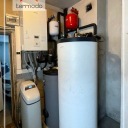 Maszynownia z pompą ciepła Panasonic T-Cap 12kW, zasobnikiem c.w.u. 200l, buforem c.o. 300l i stacją uzdatniania wody.