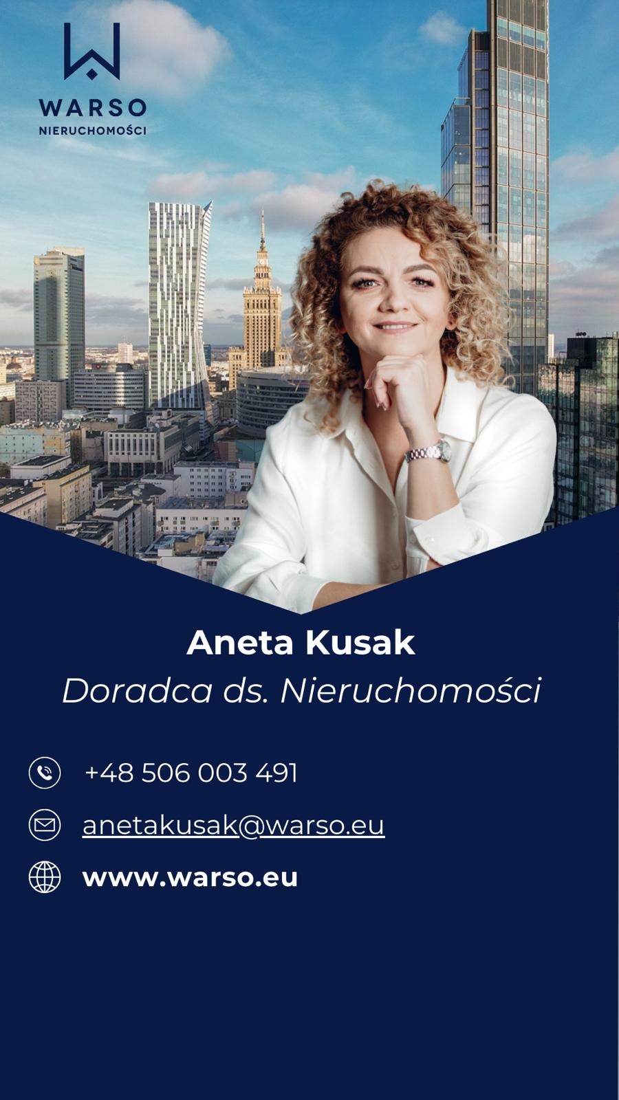Portret kobiety, doradcy ds. nieruchomości Anety Kusak na tle panoramy Warszawy z wieżowcami. Kontakt: anetakusak@warso.eu, +48 506 003 491, www.warso.eu.