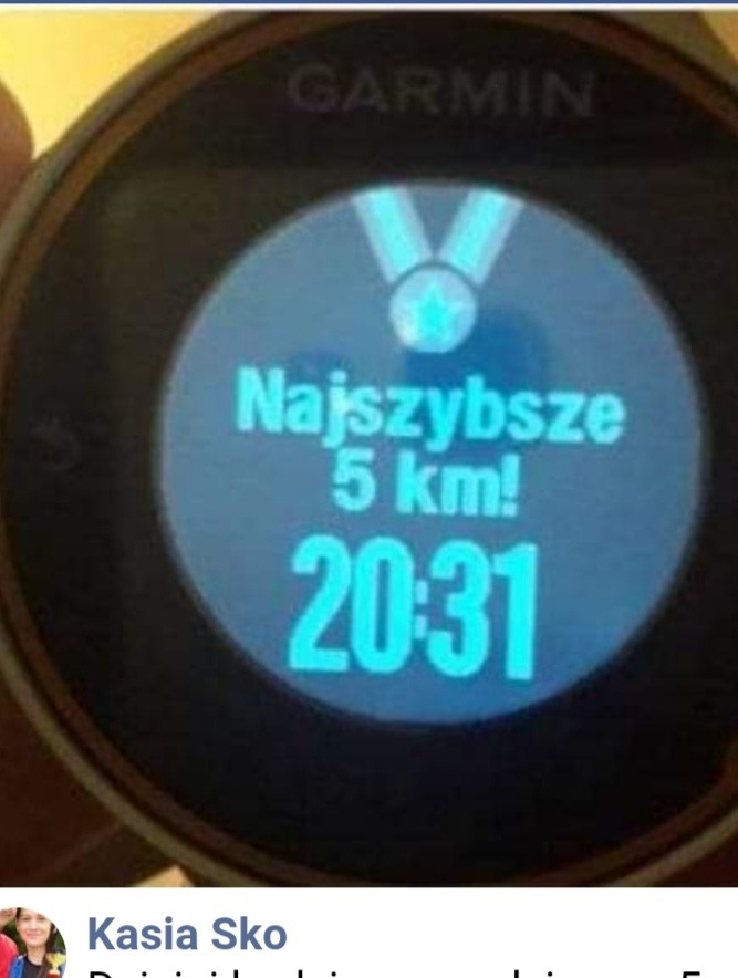 Ekran zegarka Garmin prezentujący rekordowy czas 20:31 na dystansie 5 km, widoczna ikona medalu.