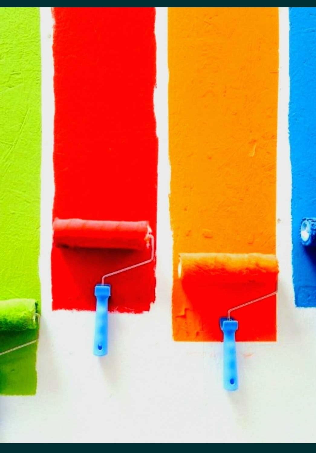 Świeżo pomalowane pasy w kolorach zielonym, czerwonym, pomarańczowym i niebieskim, z wałkami do malowania w tych samych kolorach, pozostawionymi na ścianie.