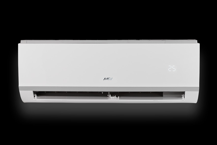 Biała jednostka wewnętrzna klimatyzatora z wyświetlaną temperaturą 25 stopni, widoczne logo producenta na gładkiej obudowie.