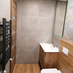 Dzięki mądremu rozmieszczeniu sanitariatów z łazienki, w której ledwo dało się obrócić udało się stworzyć bardzo funkcjonalne pomieszczenie. :)
