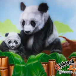 Airbrush na ścianie przedstawiający pandę z młodym w bambusowym lesie, z logo firmy w prawym dolnym rogu.