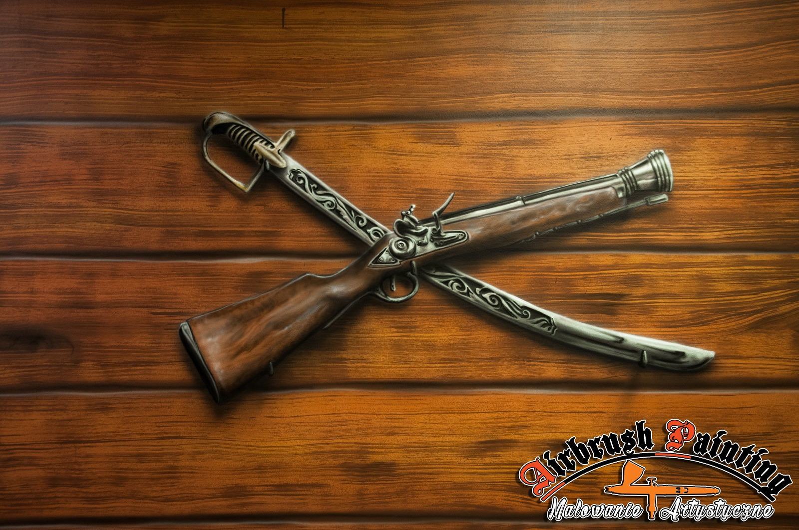 Airbrush na drewnianej ścianie przedstawiający skrzyżowany karabin skałkowy i szablę z ozdobnym logo 'Airbrush Painting Malowanie Artystyczne' w prawym dolnym rogu.