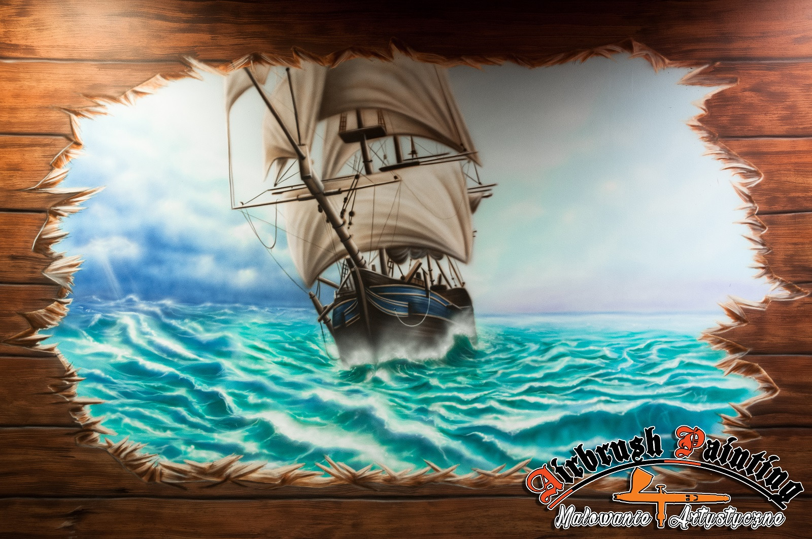 Iluzjonistyczne malowidło na ścianie przedstawiające żaglowiec na wzburzonym morzu, widziany jakby przez dziurę w drewnianej ścianie, z logo 'Airbrush Painting' w prawym dolnym rogu.