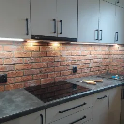 Fartuch z pięknych płytek cementowych imitujących cegłę,