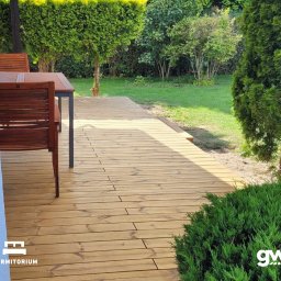 Realizacja tarasu z deski thermososna. 