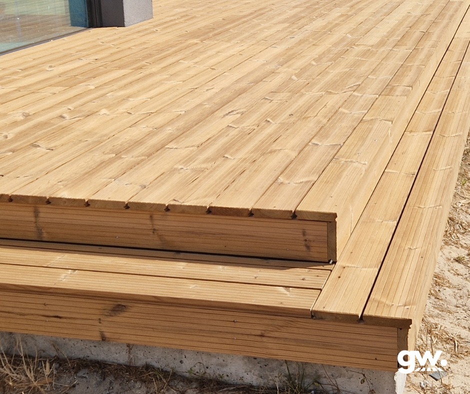 Realizacja tarasu z deski thermososna oraz elewacji z deski thermososna.