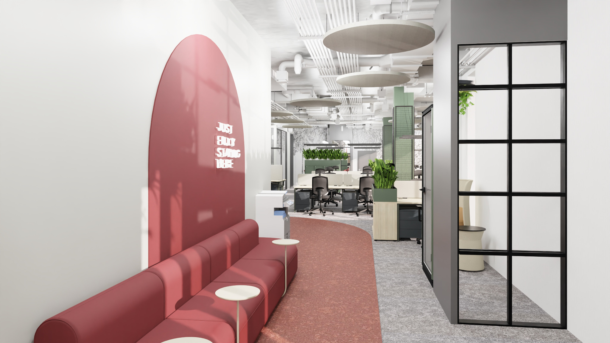 Nowoczesne biuro z czerwonymi akcentami: sofa, wykładzina i dekoracja ścienna z napisem. Oświetlenie sufitowe i rośliny dodają charakteru przestrzeni biurowej.