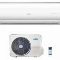 Biały klimatyzator ścienny marki NDI z jednostką zewnętrzną i pilotem, na białym tle.