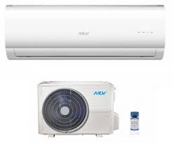 Biały klimatyzator ścienny marki NDI z jednostką zewnętrzną i pilotem, na białym tle.