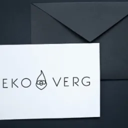 Minimalistyczna wizytówka z logo firmy DEKO VERG przedstawiającym stylizowanego gnoma w czapce, leżąca obok czarnej koperty na ciemnym tle.