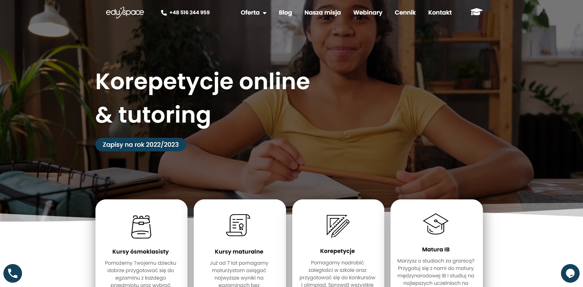 Strona internetowa firmy Eduspace z ofertą korepetycji online i tutoringu, prezentująca młodą uśmiechniętą dziewczynę w tle i moduły z opisami kursów.