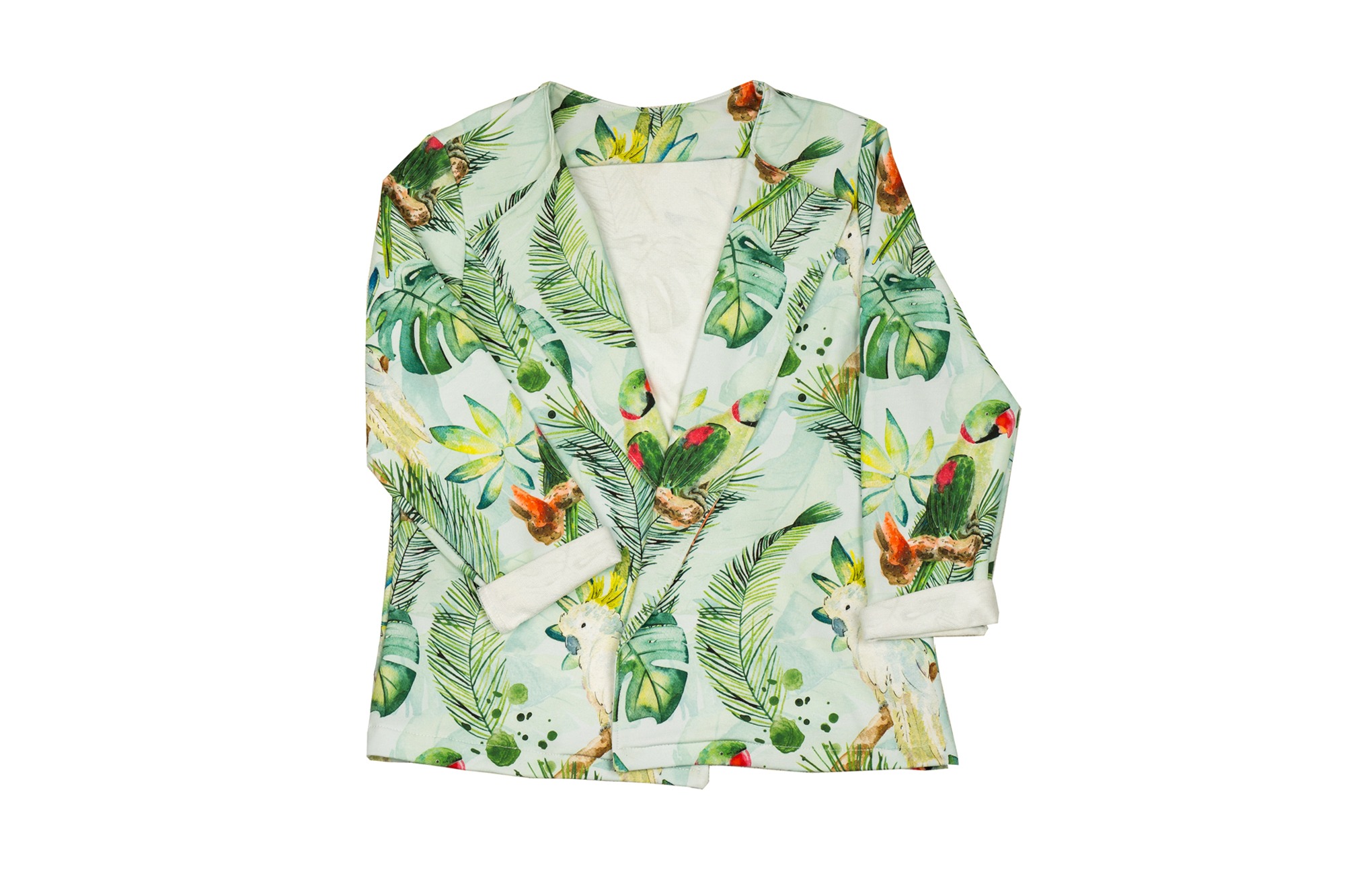 Rozpięty damski blezer z tropikalnym wzorem liści palm i papug na białym tle.