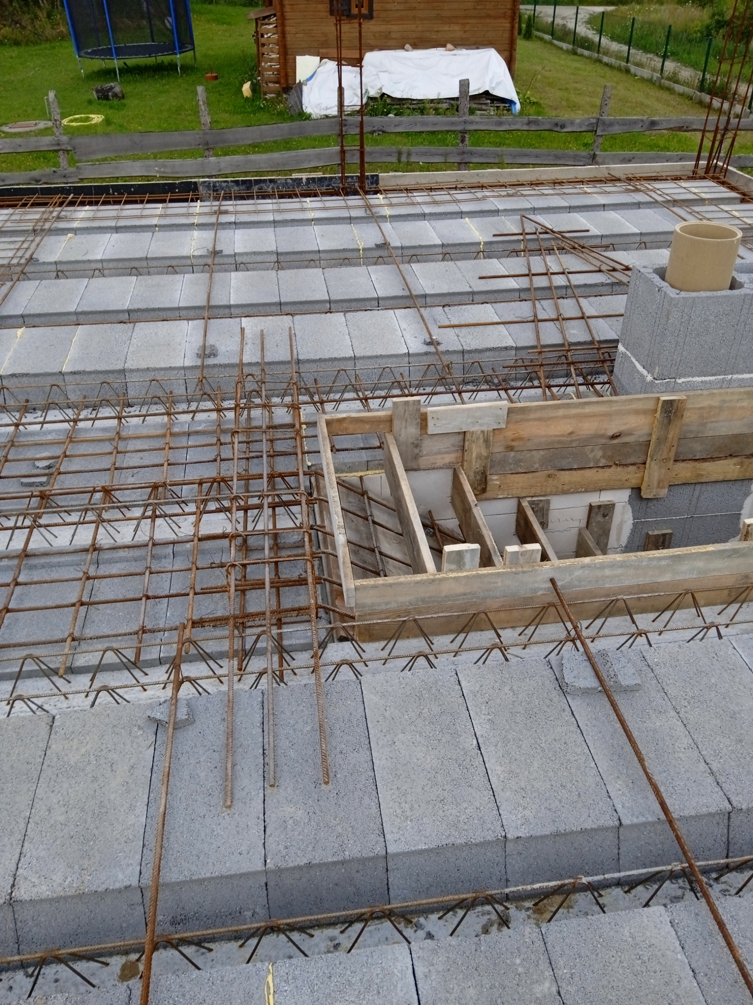 Zbrojenie i szalunek na bloczkach betonowych Ytong Silka, przygotowanie do wylania stropu na budowie domu jednorodzinnego, widok z góry.