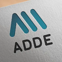 Logo 'ADDE' z trzema pionowymi, zaokrąglonymi prostokątami w kolorze turkusowym powyżej, wytłoczone na szarym, teksturowanym papierze.
