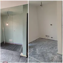 Dwa ujęcia tego samego pomieszczenia w trakcie remontu: po lewej ściany wyłożone płytami gipsowo-kartonowymi z widocznymi otworami po wkrętach i wystającymi kablami, po prawej ściany po nałożeniu...