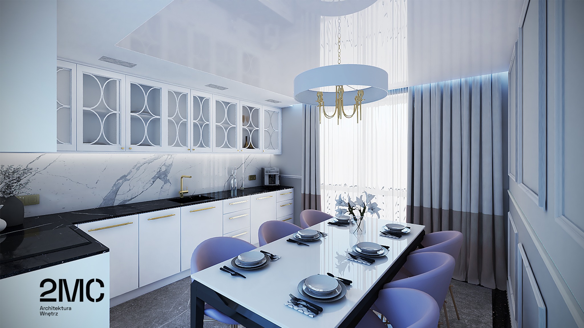 Elegancka jadalnia z białą zabudową kuchenną, marmurowym backsplash'em, czarnym blatem, złotymi akcentami, okrągłym żyrandolem i fioletowymi krzesłami, nakryty stół z zastawą.