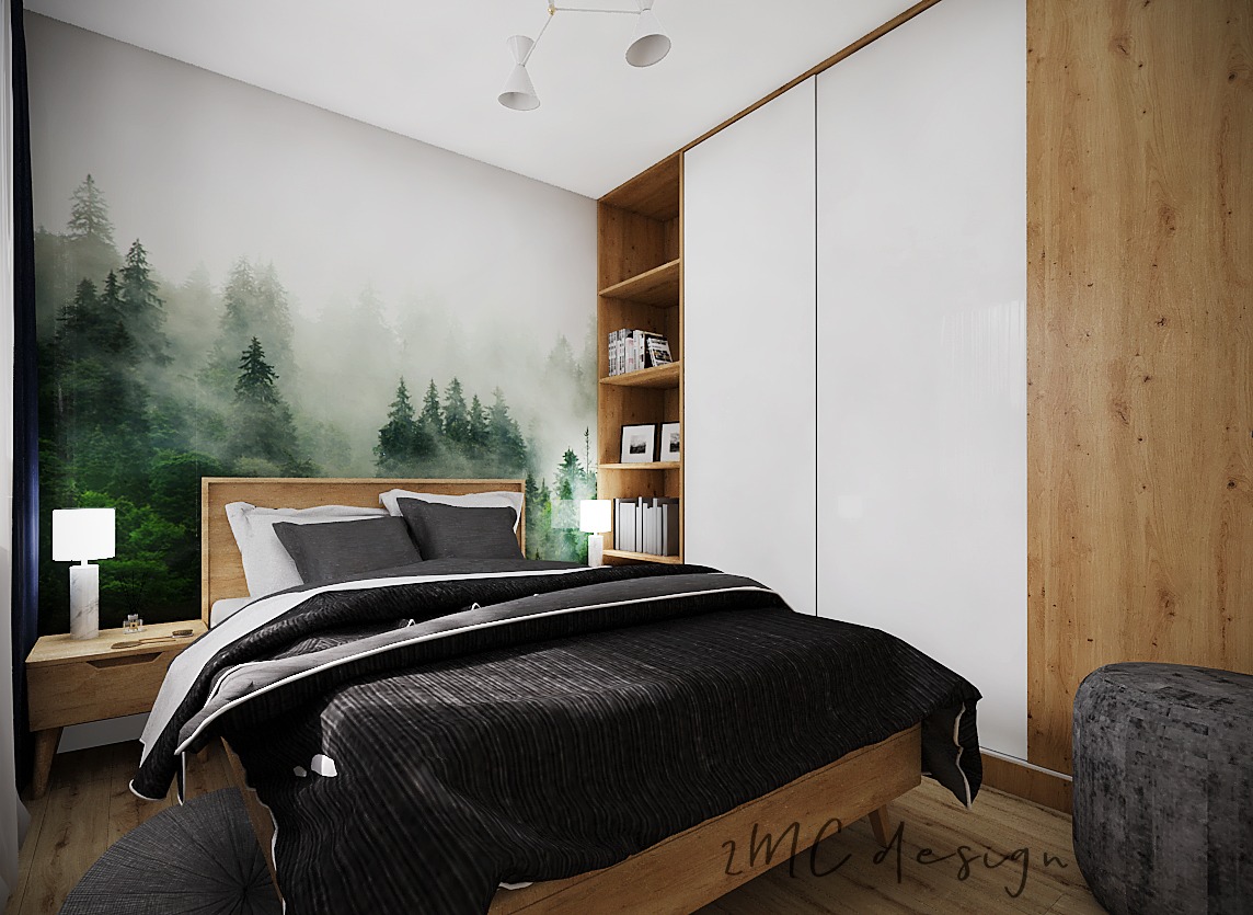 Nowoczesna sypialnia z łóżkiem z drewnianą ramą, czarną pościelą i tapetą z motywem mglistego lasu, uzupełniona o białą szafę i drewniany regał z książkami.