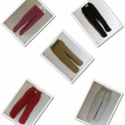 Zestawienie pięciu par spodni dresowych dla dzieci w różnych kolorach (różowy, czarny, brązowy, czerwony, szary) ułożonych na białym tle i sfotografowanych pod kątem.