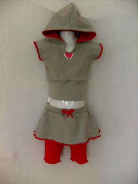 Szary dres dziecięcy z kapturem, czerwonymi wykończeniami i aplikacją motyla, prezentowany na manekinie bez głowy.