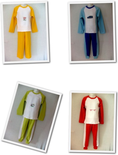 Cztery komplety piżam dwuczęściowych: żółta, błękitna, zielona i czerwona, każda z białym korpusem i długimi rękawami w kolorze spodni, prezentowane na białym tle w ramkach.