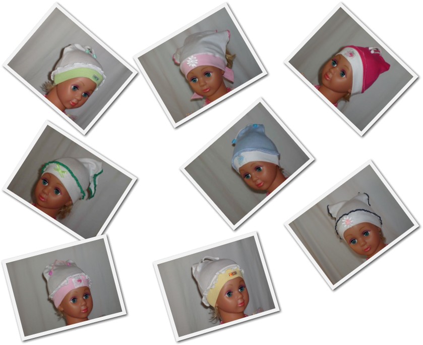 Kolaż z ośmiu zdjęć manekinów z różnymi czapkami i chusteczkami: białe czapki z kolorowymi obwódkami (zielona, różowa, żółta, granatowa), niektóre z aplikacjami w kształcie kwiatków i pomponami.