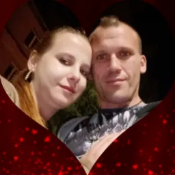 Portret kobiety z długimi rudymi włosami i mężczyzny z krótkimi włosami na ciemnym tle z efektem serca.