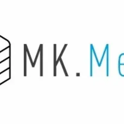 Logo firmy MK.Meble: geometryczny symbol sześcianu z poziomymi liniami i nazwą firmy w kolorze czarnym i błękitnym.