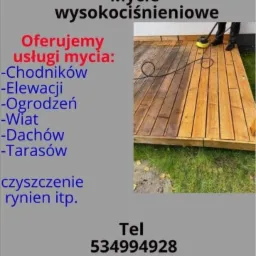 Czyszczenie drewnianego tarasu myjką ciśnieniową, widoczna różnica między umytą a brudną częścią, reklama usług mycia chodników, elewacji, ogrodzeń, wiat, dachów i tarasów.