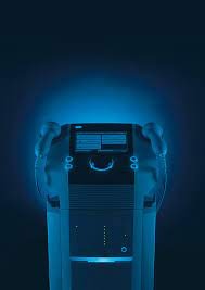 Urządzenie do fizykoterapii w niebieskim oświetleniu, widoczne elektrody i panel sterowania.