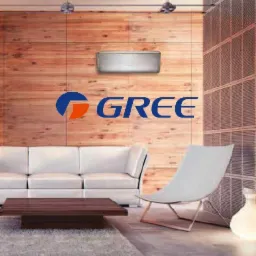 Nowoczesny salon z drewnianą ścianą, na której zamontowano srebrny klimatyzator marki Gree, biała sofa i designerski fotel.