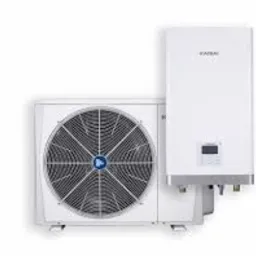 Biała jednostka zewnętrzna i wewnętrzna pompy ciepła Kaisai na jednolitym białym tle, widoczne detale wentylatora i panelu sterowania.