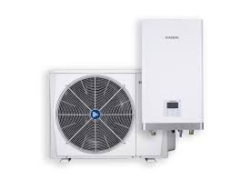 Biała jednostka zewnętrzna i wewnętrzna pompy ciepła Kaisai na jednolitym białym tle, widoczne detale wentylatora i panelu sterowania.