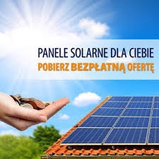 Panele słoneczne na dachu domu z ceramiczną dachówką, z ręką trzymającą monety w lewym górnym rogu i napisem 'Panele solarne dla Ciebie. Pobierz bezpłatną ofertę' na tle błękitnego nieba.