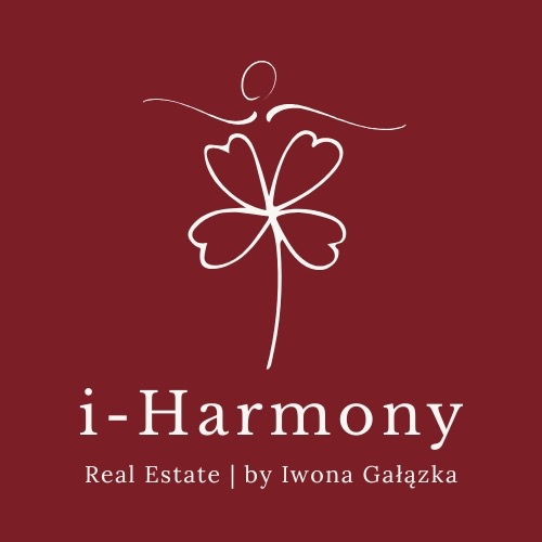 Logo firmy i-Harmony Real Estate na bordowym tle. Stylizowana postać z czterolistną koniczyną. Minimalistyczny design.