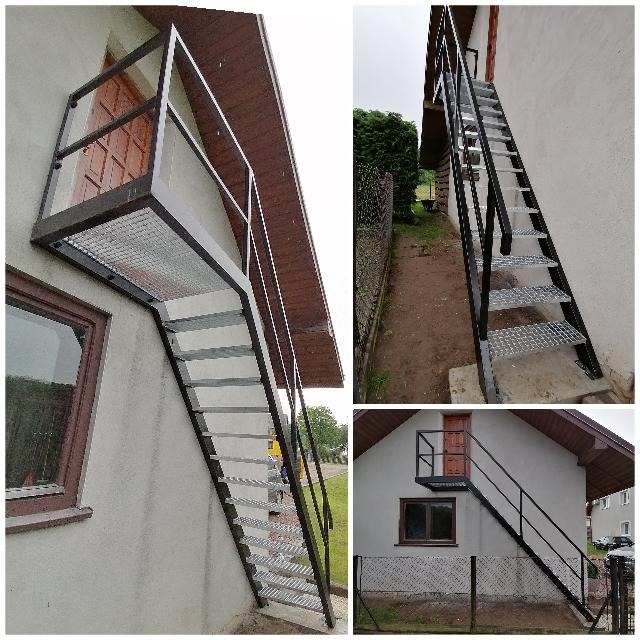 Zewnętrzne schody metalowe z platformą i balustradą, prowadzące do drzwi na piętrze w Borzęcinie, widoczne z różnych perspektyw.